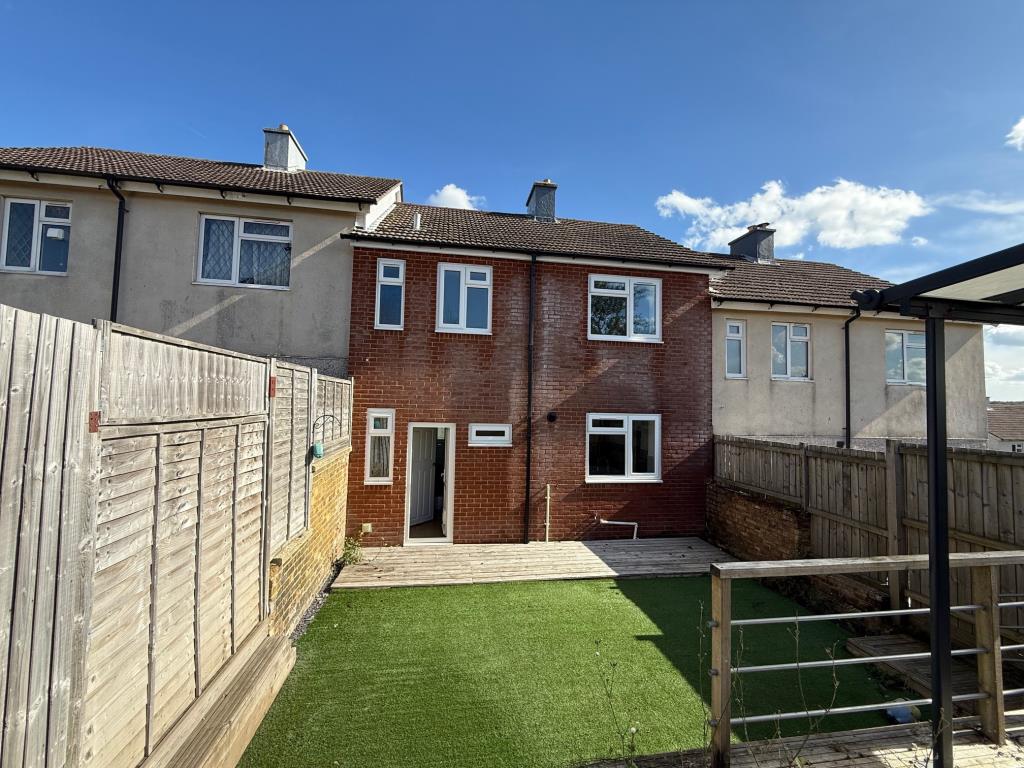 Lot: 158 - HOUSE FOR INVESTMENT - view of the building from the back garden